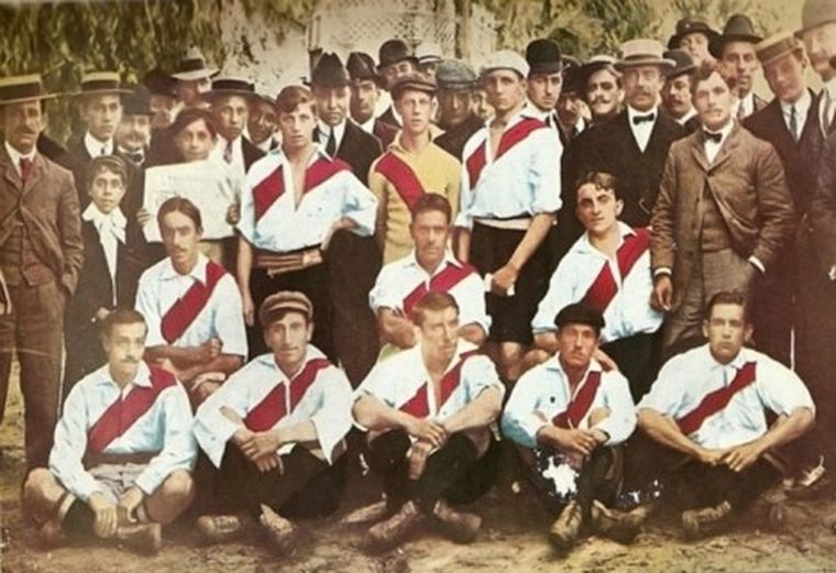 Postal de campeones. La imagen es una joya del archivo, con los jugadores formados a la vieja usanza. La camiseta de Luraschi, el arquero, tenía la banda invertida.