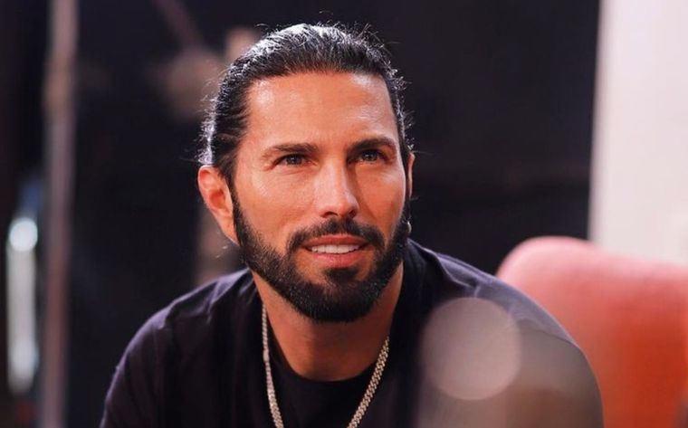 El conductor mexicano Poncho de Nigris fue uno de los famosos que admitió haberse hecho implante capilar.