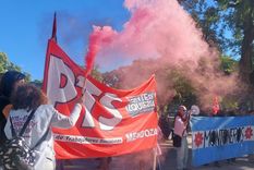 Los gremios aguardaron el comienzo del discurso del gobernador y realizaron un fuerte descargo que tuvo como eje el reclamo de mejoras en las condiciones de vida Foto: Rodrigo DAngelo / MDZ