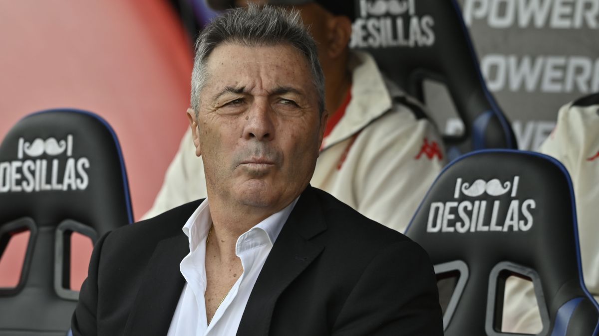 La bronca de Frank Kudelka por la roja temprana que condicionó a Huracán en el 0-0 ante San Lorenzo: "Nos tiramos..."