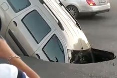 tremendo: un pozo se trago un auto en plena autopista
