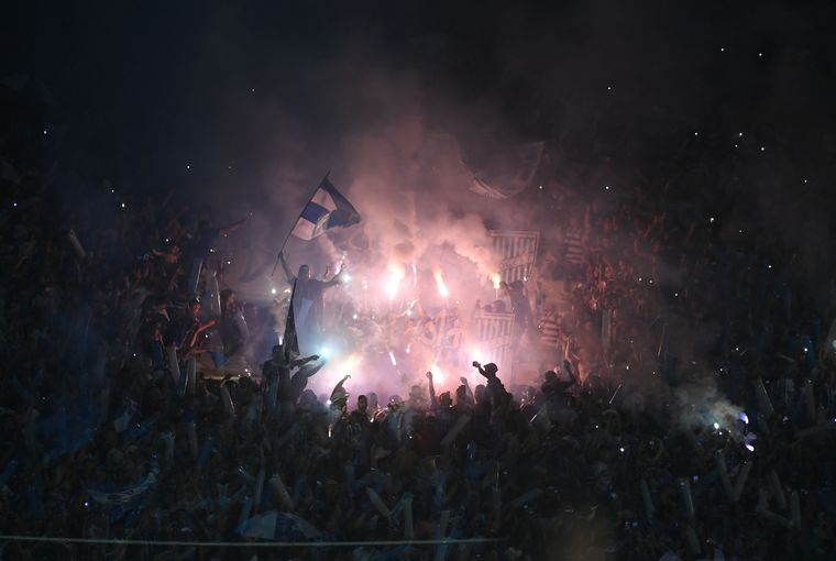 Los fanáticos recibieron al Tomba de una manera muy especial Foto: Télam