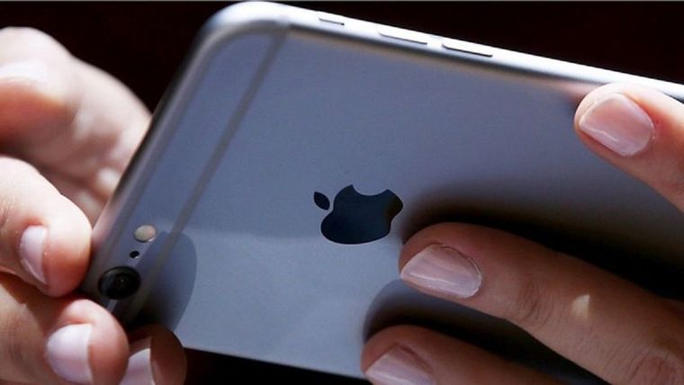En 2017, la empresa californiana admitió que creó una función en el software de algunos de sus modelos de iPhone para evitar apagones. Foto: GETTY IMAGES