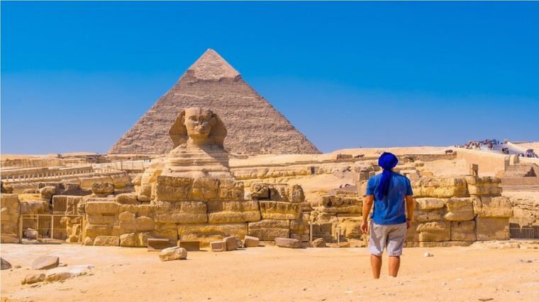 La huella de mano fue hallada en la base de una “casa de alma”, una pieza funeraria de cerámica que tiene unos 4.000 años de antigüedad.