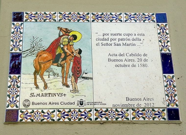 Mosaico de San Martín de Tours sobre uno de los laterales de la Catedral Metropolitana, precisamente sobre la calle San Martín Foto: Wikipedia