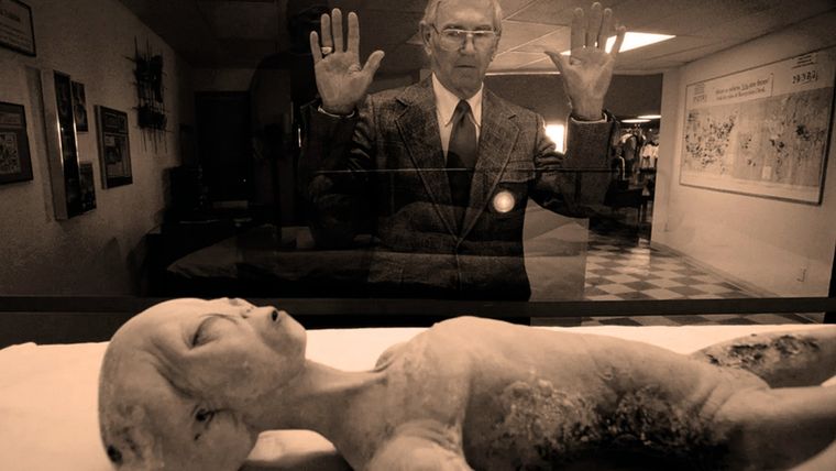 En 1947, EEUU afirmó que los restos hallados en Roswell (Nuevo México) era de un extraterrestre (en la imagen, una autopsia alienígena expuesta en un museo). Pasaron 50 años y finalmente el ejército estadounidense admitió que los restos procedían de un programa de espionaje contra la Unión Soviética. Foto: Peter Menzel - Science Source - nationalgeographic.com