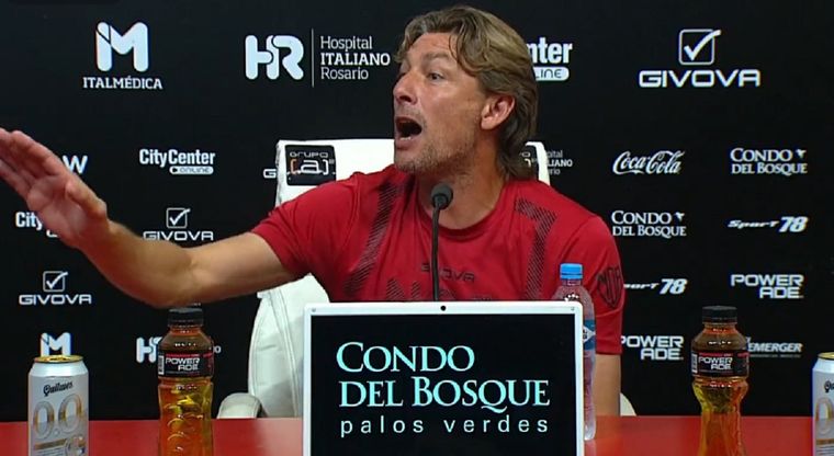 El DT se cruzó con un periodista en conferencia de prensa.