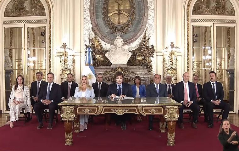 Javier Milei realizó un discurso con la presencia de su gabinete tras el primer año de gestión. Foto: X