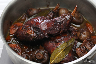 MDZol | Aunque la receta es sencilla, su sabor profundo y aromático la ha convertido en un plato habitual en celebraciones y festividades españolas.