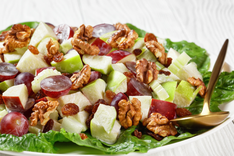 Equilibrio perfecto: receta de ensalada Waldorf con manzana y nueces. Equilibrio perfecto: receta de ensalada Waldorf con manzana y nueces.