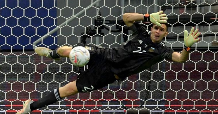 Dibu Martinez su fue a probar en  Boca y en River, sin suerte, y terminó haciendo todas las inferiores en Independiente