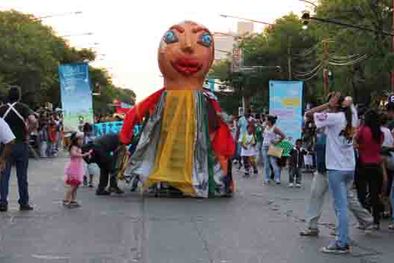 MDZol | El desfile encabezado por Rey Momo Foto: Maggie Ojcius / Mediamza.com