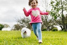 No permitas que las manchas de césped en la ropa arruinen un gran día al aire libre. Foto: Persil