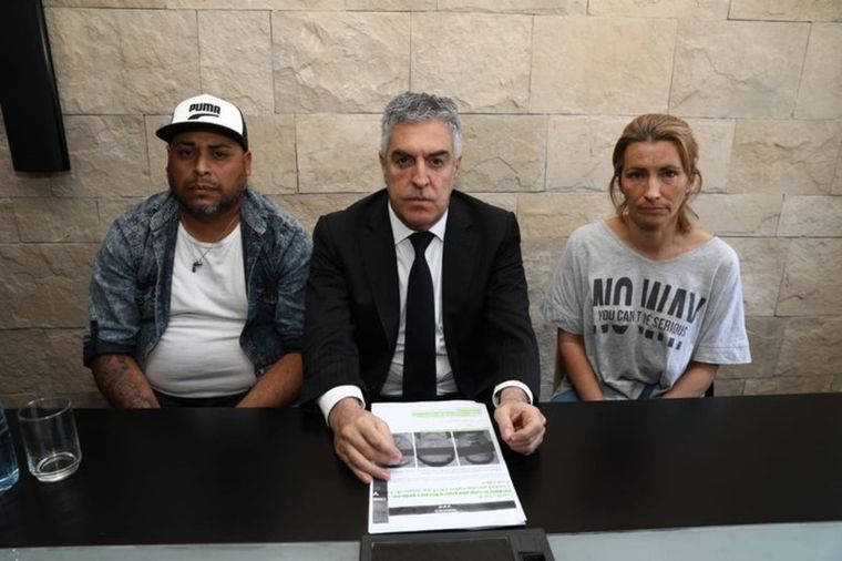 El abogado junto a los padres de Lucas