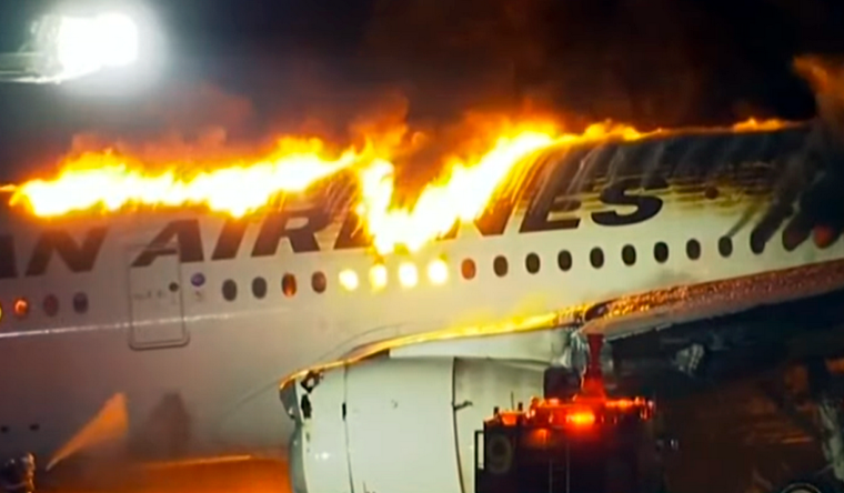 El avión de Japan Airlines quedó totalmente destruido. Foto: Captura de pantalla.