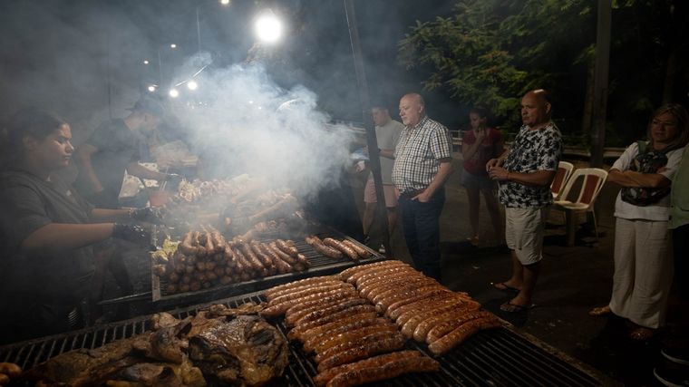 Los fieles, turistas y vecinos hacen fila esperando degustar el tradicional choripan Foto: Marcos García / MDZ