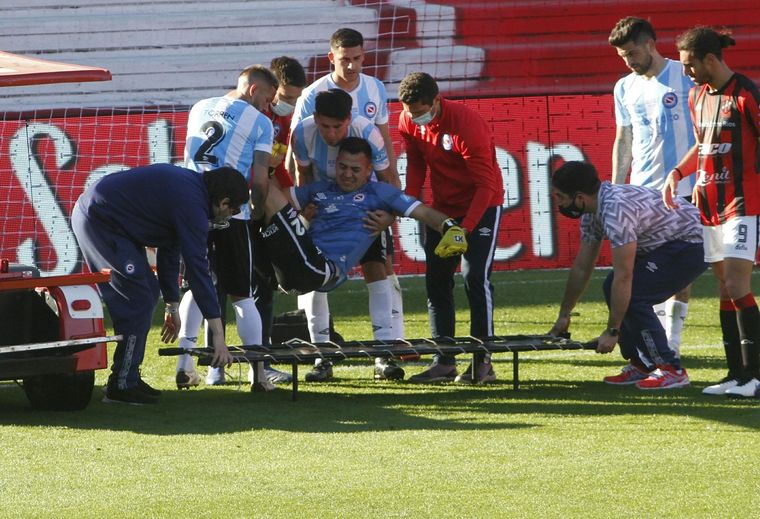 Chaves es retirado tras la lesión. Foto: El Gráfico