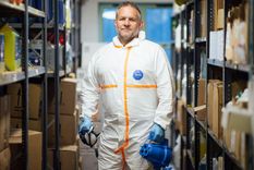 Con más de 30 años de experiencia en limpieza, Ben ha desarrollado un olfato de acero.