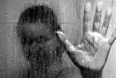 asco: condenado a prision por filmar por anos a su hijastra en el bano