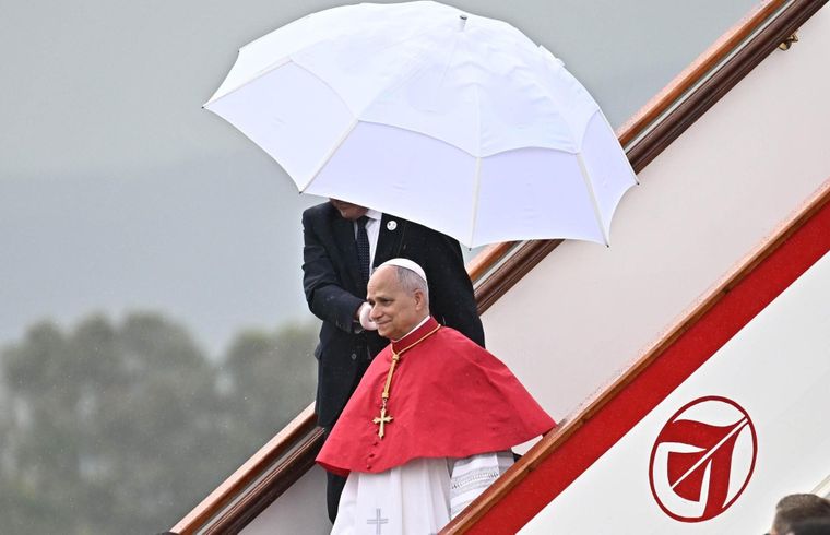 León XIV llegó a Argelia y siguió refiriéndose a Donald Trump. Foto Efe