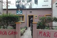 pintadas agresivas contra macri en un local porteno  del pro