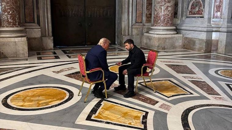Donald Trump en una improvisada cumbre con Volodímir Zelenski durante las exequias papales Foto: Servicio de prensa presidencial de Ucrania
