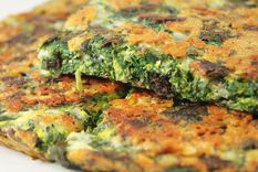 Prepará una tortilla con espinaca salteada y queso.