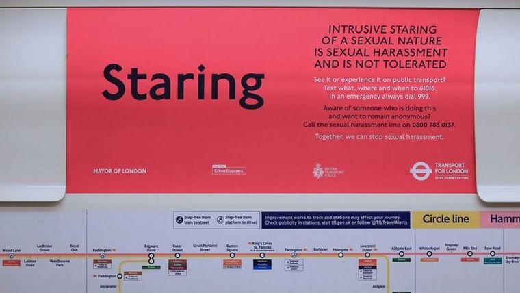 Mirar fijamente de manera intrusiva y sexual es acoso sexual y no se tolera, dice este cartel en el metro de Londres. Foto: GETTY IMAGES