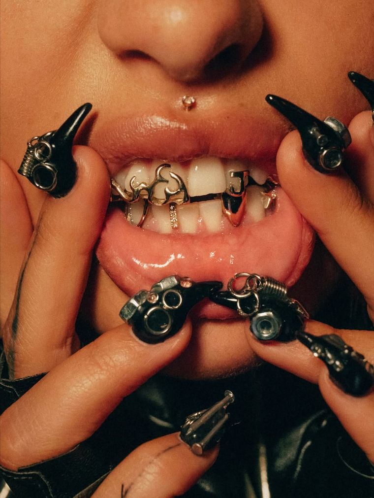 María Becerra en su era más oscura. María Becerra en su era más oscura.