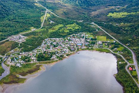 Puyuhuapi es un pueblo de la Patagonia chilena donde las aguas termales se encuentran frente a bosques y montañas. Puyuhuapi es un pueblo de la Patagonia chilena donde las aguas termales se encuentran frente a bosques y montañas.
