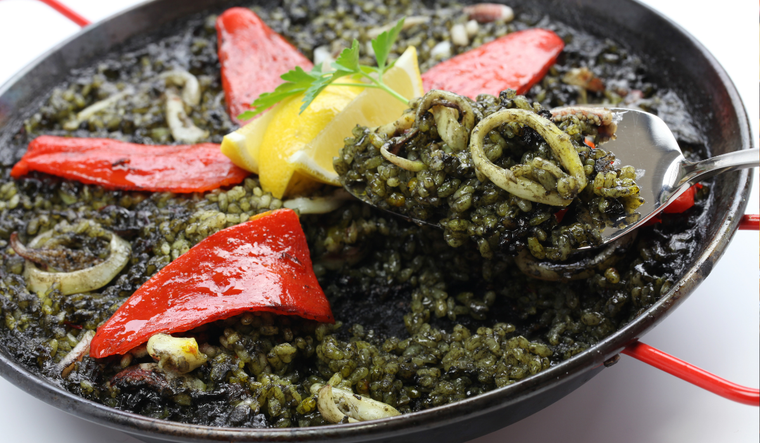 Aunque esta receta se sirve normalmente con alioli, en algunas regiones de España se acompaña con un toque de limón o perejil fresco para realzar el sabor del mar.