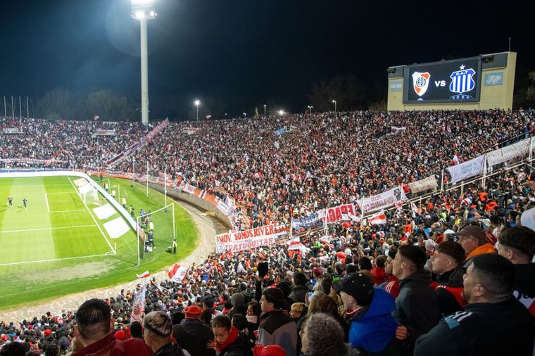 El fútbol argentino se prepara para una nueva etapa con la vuelta de la hinchada visitante.