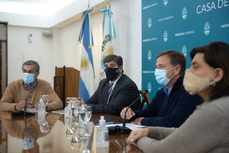 Suarez, el vicegobernador y varios ministros en el anuncio del plan Mendoza Activa
