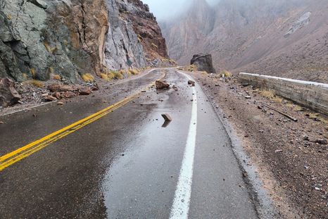 La lluvia y los desprendimientos complican la circulación en alta montaña. Vialidad trabaja en el lugar para despejar la ruta. La lluvia y los desprendimientos complican la circulación en alta montaña. Vialidad trabaja en el lugar para despejar la ruta.