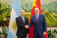 Guillermo Francos junto al embajador de la República Popular China, Wei Wang.&nbsp;