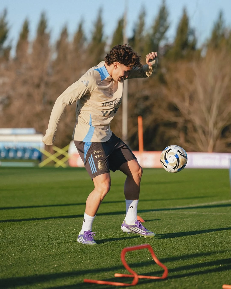 Con rulos y vincha, el cordobés se sumó a la moda internacional de lo natural. Con rulos y vincha, el cordobés se sumó a la moda internacional de lo natural.