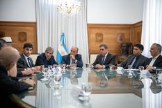 Los gobernadores patagónicos Ignacio Torres y Claudio Vidal junto con el jefe de Gabinete, Guillermo Francos, y los ministros Luis Caputo y Lisandro Catalán.