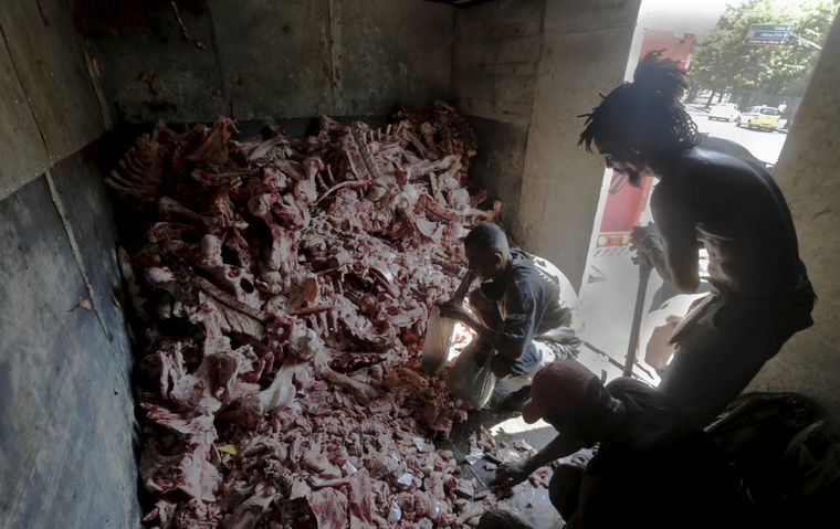 Brasileños recolectando restos en un camión Foto: twitter: @JornalOGlobo