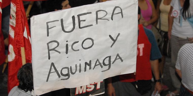 Ayer muchos mendocinos estaban en la calle, pero no por el campo: pidiendo la renuncia del comisario Rico. Foto: Nacho Gaffuri / MDZ
