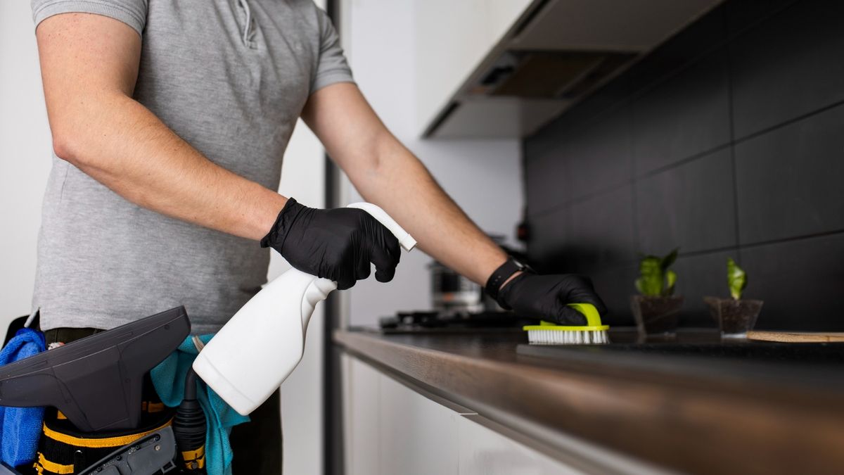 No uses el plumero: el error de limpieza que empeora el polvo en tu casa