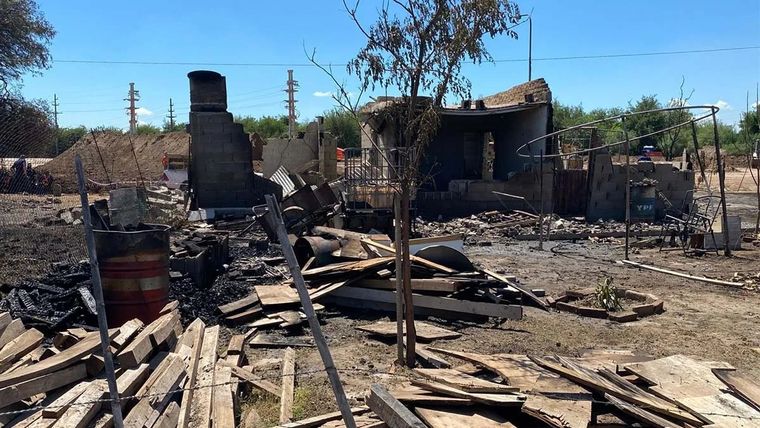 La explosión del gasoducto derivó en el incendio de una vivienda cercana donde residía una familia. El padre y uno de los hijos perdieron la vida a una semana de la detonación fatal. Foto: gentileza / Puntal de Villa María