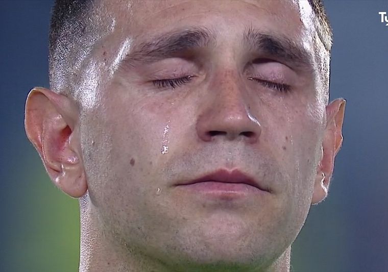 Las emoción del Dibu durante el Himno Nacional. Foto: Captura TV