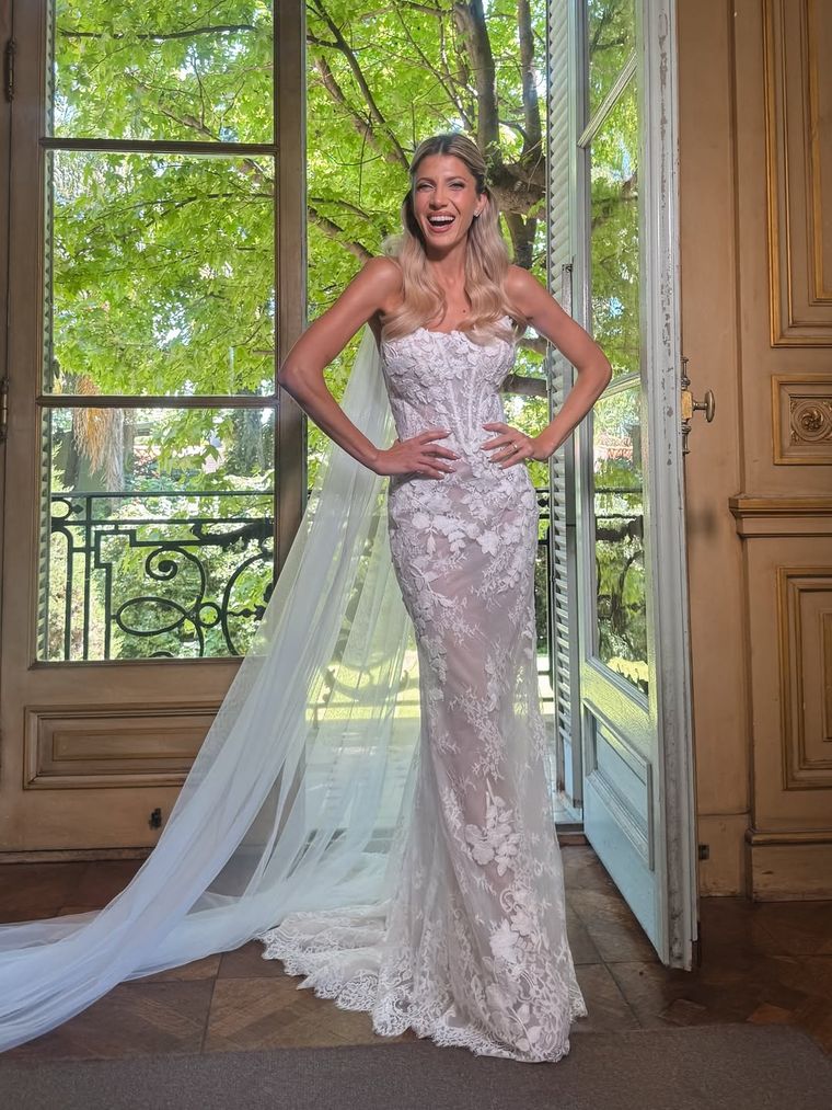 Una pieza de encaje, tul y apliques que definió su costado más romántico. Una pieza de encaje, tul y apliques que definió su costado más romántico.