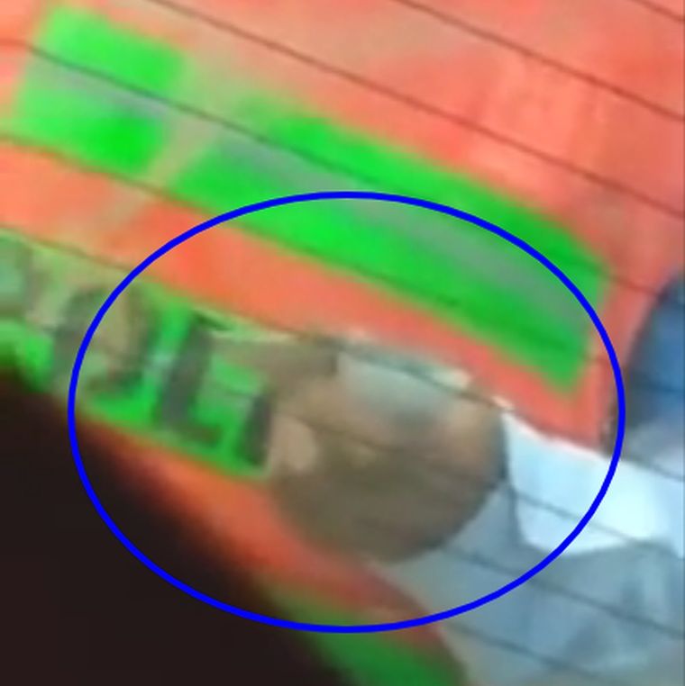 Rapidito El efectivo parece simular que mira algo pero en realidad, según las sospechas, se está guardando la plata