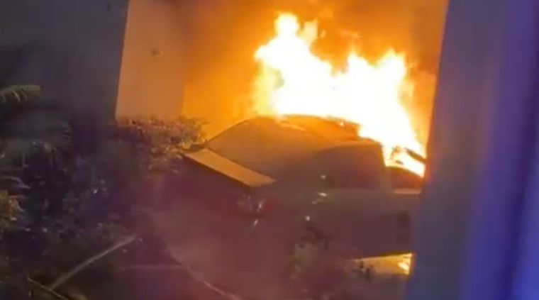 El choque seguido de incendio tuvo lugar en Recoleta. El conductor dijo que el siniestro ocurrió porque quiso esquivar a un animal.