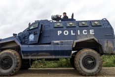 Vehículo griego con un cañón de sonido. Foto: Giannis Papanikos / AP