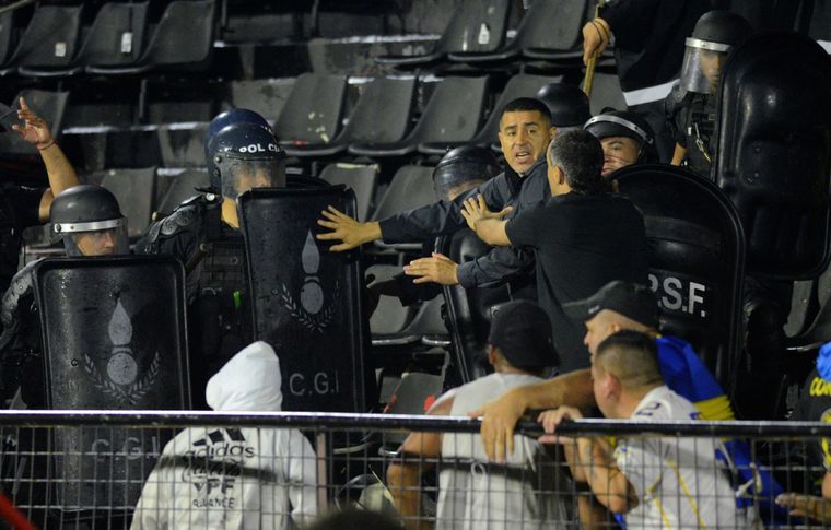 Riquelme intercedió entre los barras y la policía. Foto: FotoBaires
