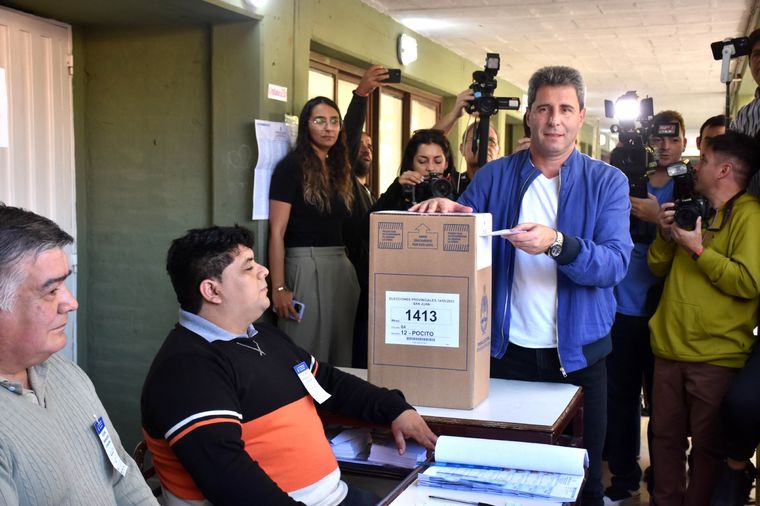 Sergio Uñac emitió su voto en San Juan. Foto: Télam