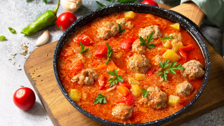 Un clásico que vuelve: receta de estofado de albóndigas al estilo casero.
