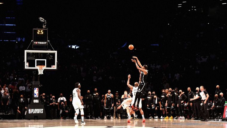 El tiro que todo Brooklyn celebró como un triple, pero fue un doble Foto: Brooklyn Nets